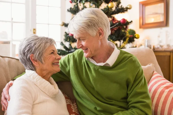 Pareja mayor relajándose en Navidad — Foto de Stock