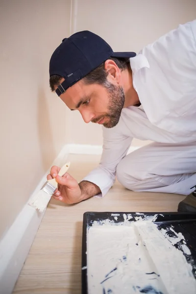 Pintor pintando las paredes blancas — Foto de Stock