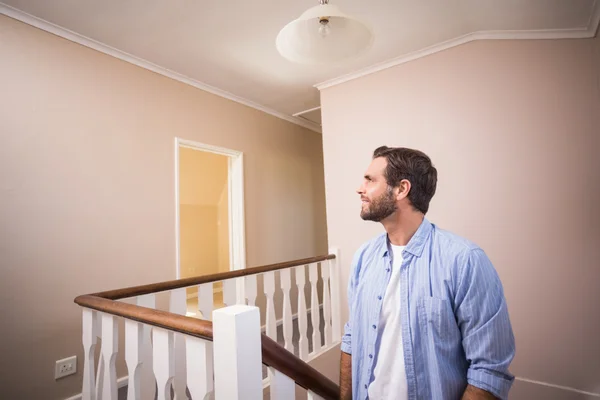 Hombre casual subiendo las escaleras — Foto de Stock