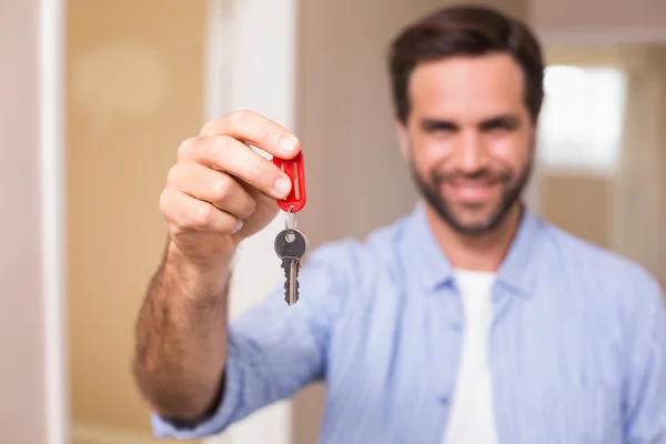 Příležitostné muž ukazuje svůj klíč od domu — Stock fotografie