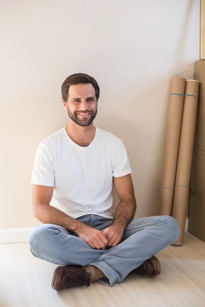 Homem feliz sentado no chão — Fotografia de Stock