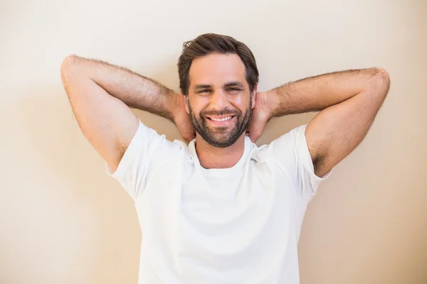 Homem feliz sentado no chão — Fotografia de Stock