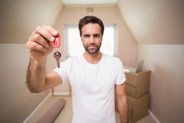 Casual homem mostrando sua chave de casa — Fotografia de Stock