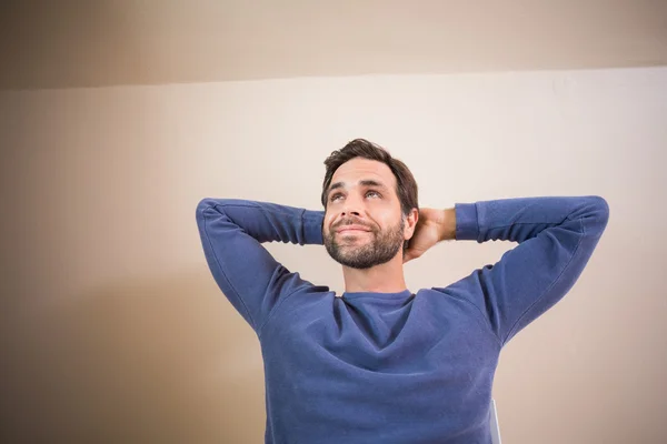 Homem feliz olhando para cima — Fotografia de Stock