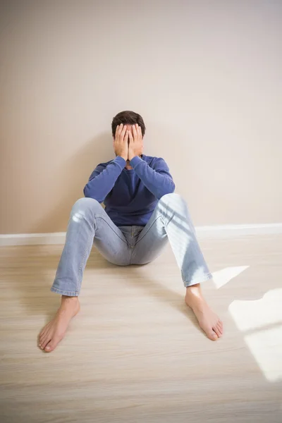 Depressief man zit op de vloer — Stockfoto