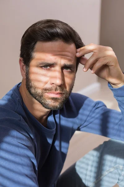 Hombre deprimido sentado en el suelo — Foto de Stock