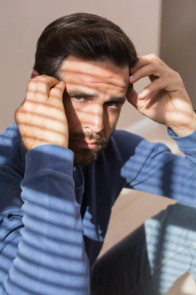 Uomo depresso seduto sul pavimento — Foto Stock