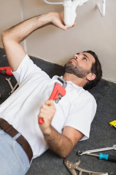 Fontanero fijando el fregadero en un baño — Foto de Stock