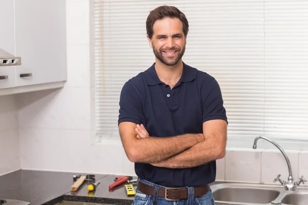 Encanador sorrindo para a câmera — Fotografia de Stock