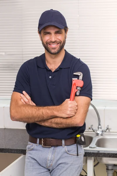 Fontanero sonriendo a la cámara — Foto de Stock