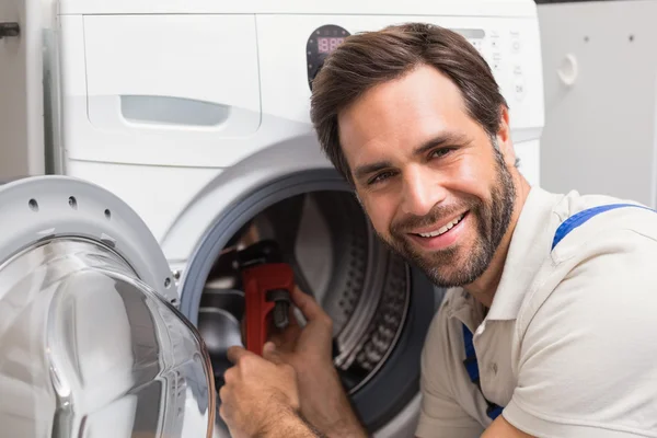 Handyman fixando uma máquina de lavar roupa — Fotografia de Stock