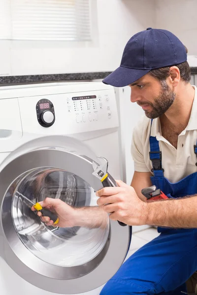 Handyman fixando uma máquina de lavar roupa — Fotografia de Stock