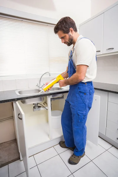 Plumber putting filling in between tiles — Stock Photo, Image