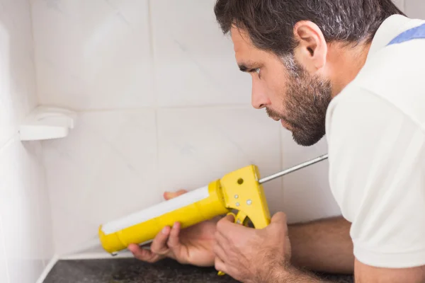 Fontanero poner relleno entre azulejos —  Fotos de Stock