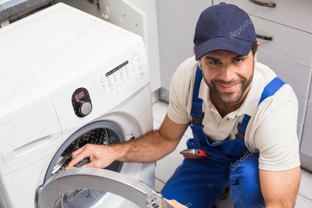 Handyman fixing a washing machine — Stock Photo © Wavebreakmedia 60889837