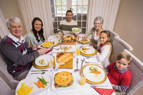 Три поколения семьи во время рождественского ужина вместе — стоковое фото