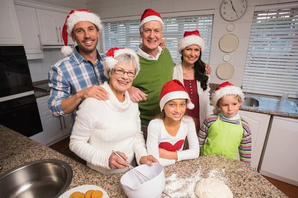 Mehrgenerationenfamilie backt gemeinsam — Stockfoto