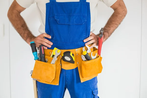 Handwerker steht im Werkzeuggurt — Stockfoto