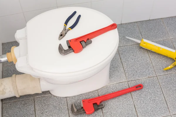 Plumbing tools on the toilet — Stock Photo, Image