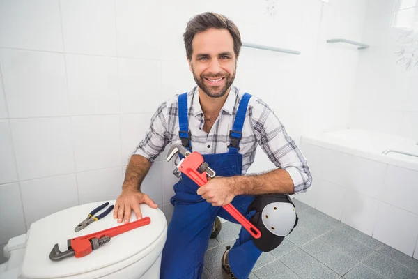 Klempner lächelt in die Kamera — Stockfoto