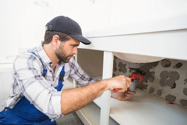 Fijación de fontanero debajo del fregadero — Foto de Stock