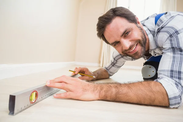 Trabajador de la construcción utilizando el nivel espiritual — Foto de Stock