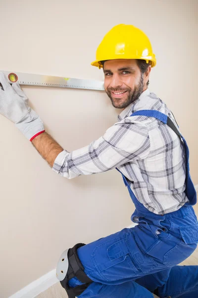 Stavební dělník používající úroveň lihu — Stock fotografie