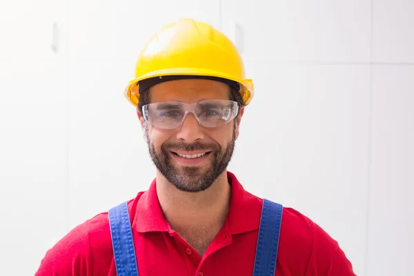 Pracownik budowlany uśmiecha się do kamery — Zdjęcie stockowe