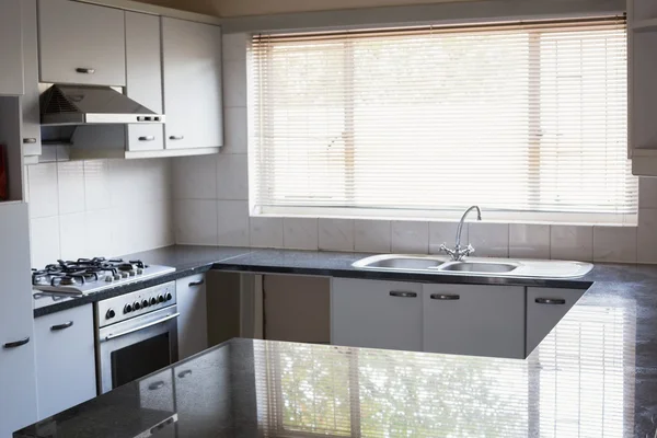 Cozinha vazia com armários brancos — Fotografia de Stock