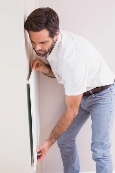 Handyman hanging up a radiator — Stock Photo, Image