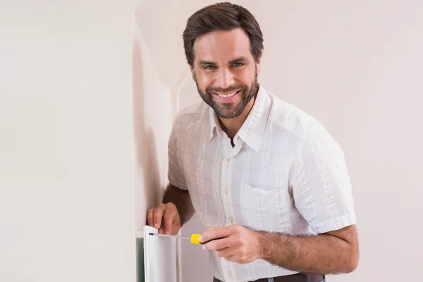 Handwerker hängt Heizkörper auf — Stockfoto