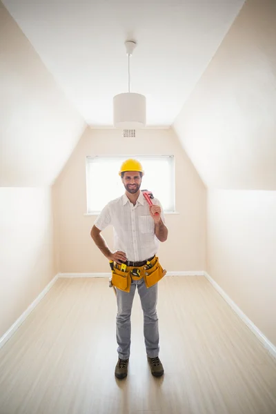 Homme à tout faire souriant à la caméra dans la ceinture à outils — Photo