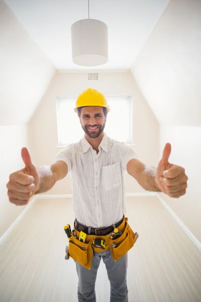 Handyman ler mot kameran i verktyget bälte — Stockfoto