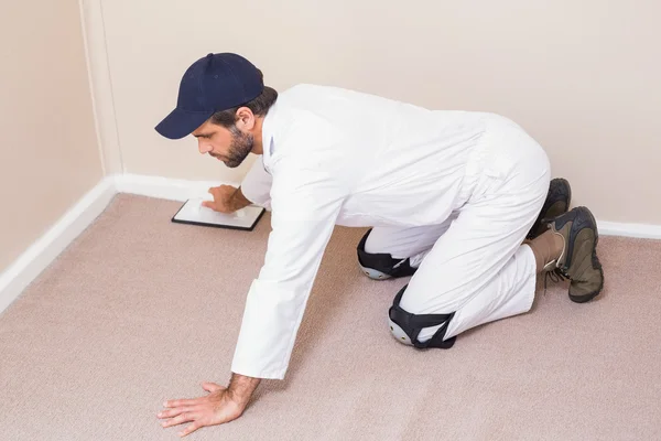 Handyman colocando una alfombra — Foto de Stock
