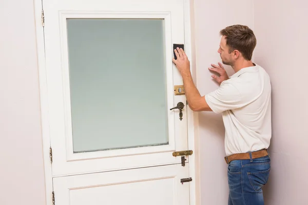Mano de hombre lijando la puerta antes de refinar —  Fotos de Stock