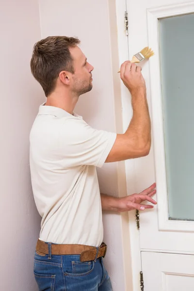 Pintor pintando a porta branca — Fotografia de Stock