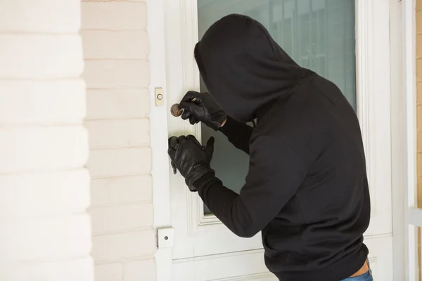 Ladrón abriendo la puerta — Foto de Stock