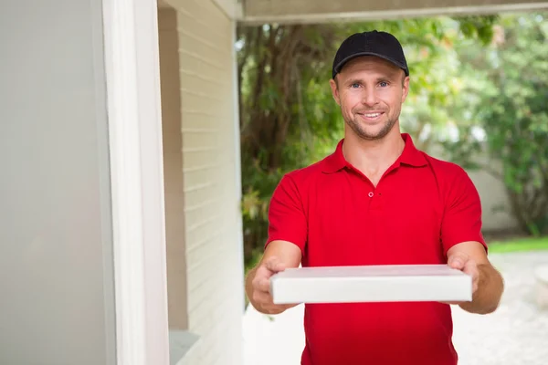 Pizza delivery man delivering pizzas — Stock Photo, Image