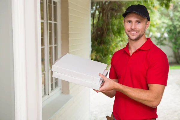 Pizza delivery man delivering pizzas — Stock Photo, Image