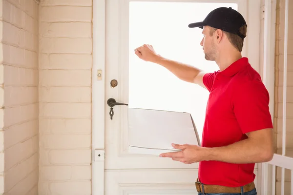 Delivery man holding pizza — Stock Photo, Image