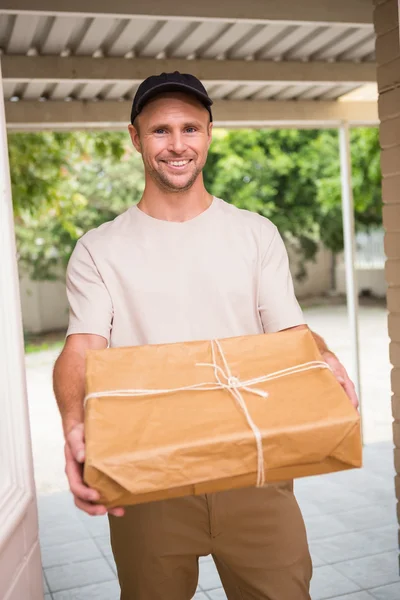 Zusteller bietet Paket an — Stockfoto