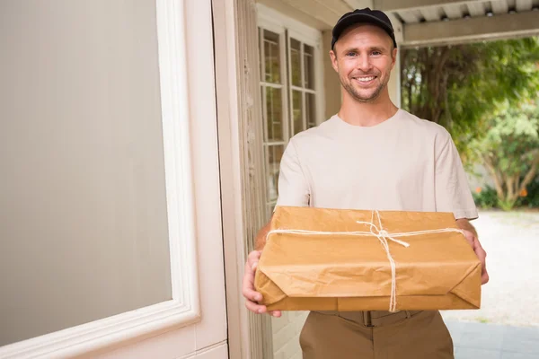 Entrega homem oferta parcela — Fotografia de Stock