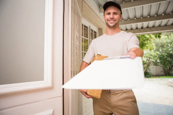 Entrega hombre mostrando portapapeles para firmar con el cliente — Foto de Stock