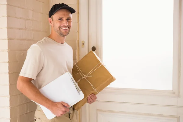 Entrega homem com caixa e área de transferência — Fotografia de Stock