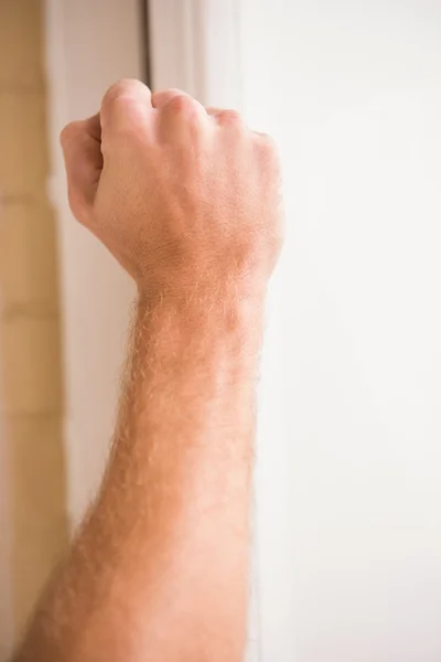 Mão batendo na porta — Fotografia de Stock