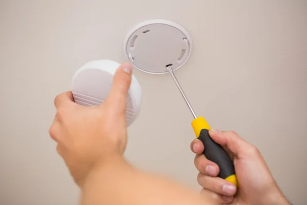 Handyman installing smoke detector — Stock Photo, Image