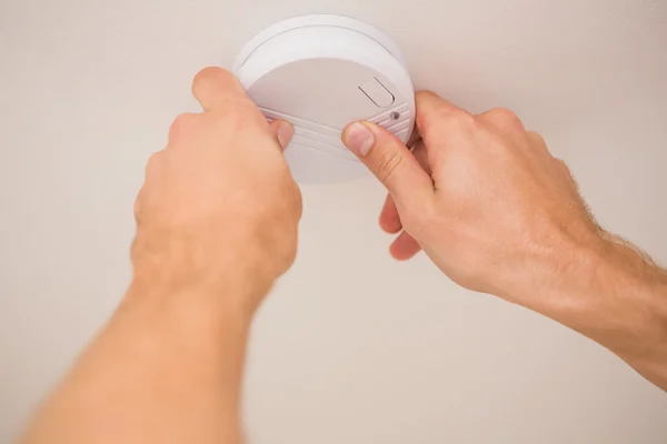 Handyman installing smoke detector — Stock Photo, Image