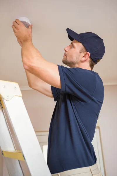 Handwerker installiert Rauchmelder — Stockfoto