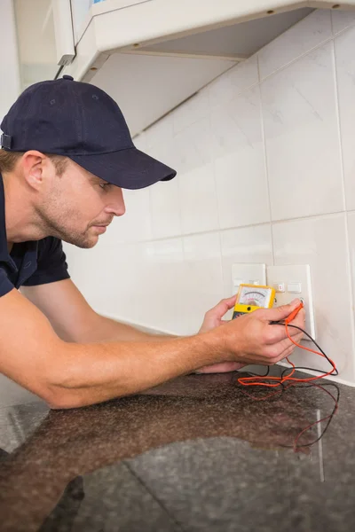 Elektricien lichtmeting spanning met digitale multimeter — Stockfoto