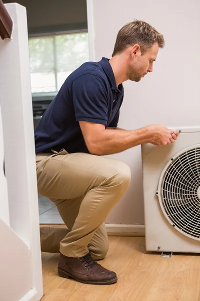 Handyman enfocado fijación de aire acondicionado — Foto de Stock